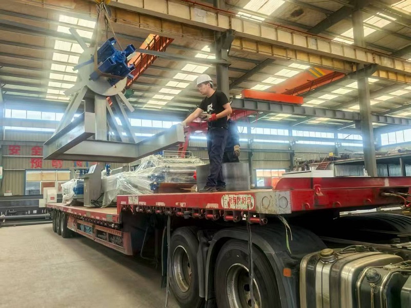 லிவேயுவான் எஃகு அமைப்பு சி/இசட் பர்லின் ஆல் இன் ஒன் இயந்திரம் வருகிறது